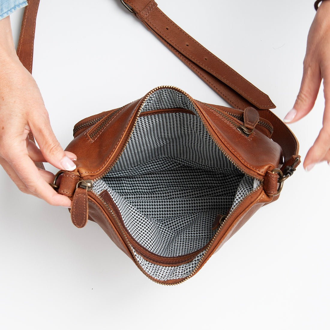 Vintage Leather Crossbody Bag – Convertible Everyday Companion(EL-GM-8441-R)