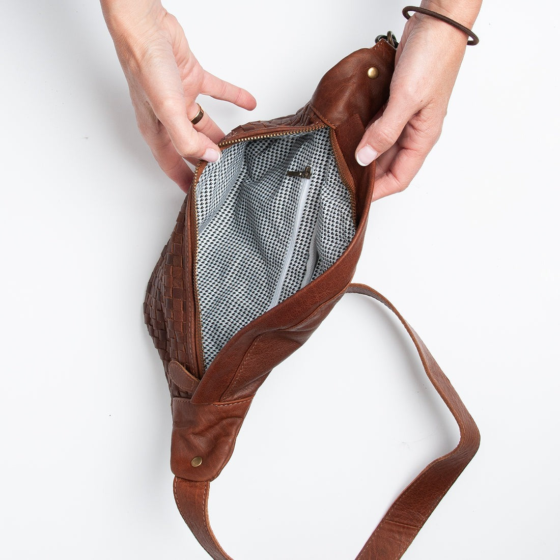 Luxe Woven Leather Fanny Pack – Premium Unisex Bum Bag(EL-GM-8437-R)