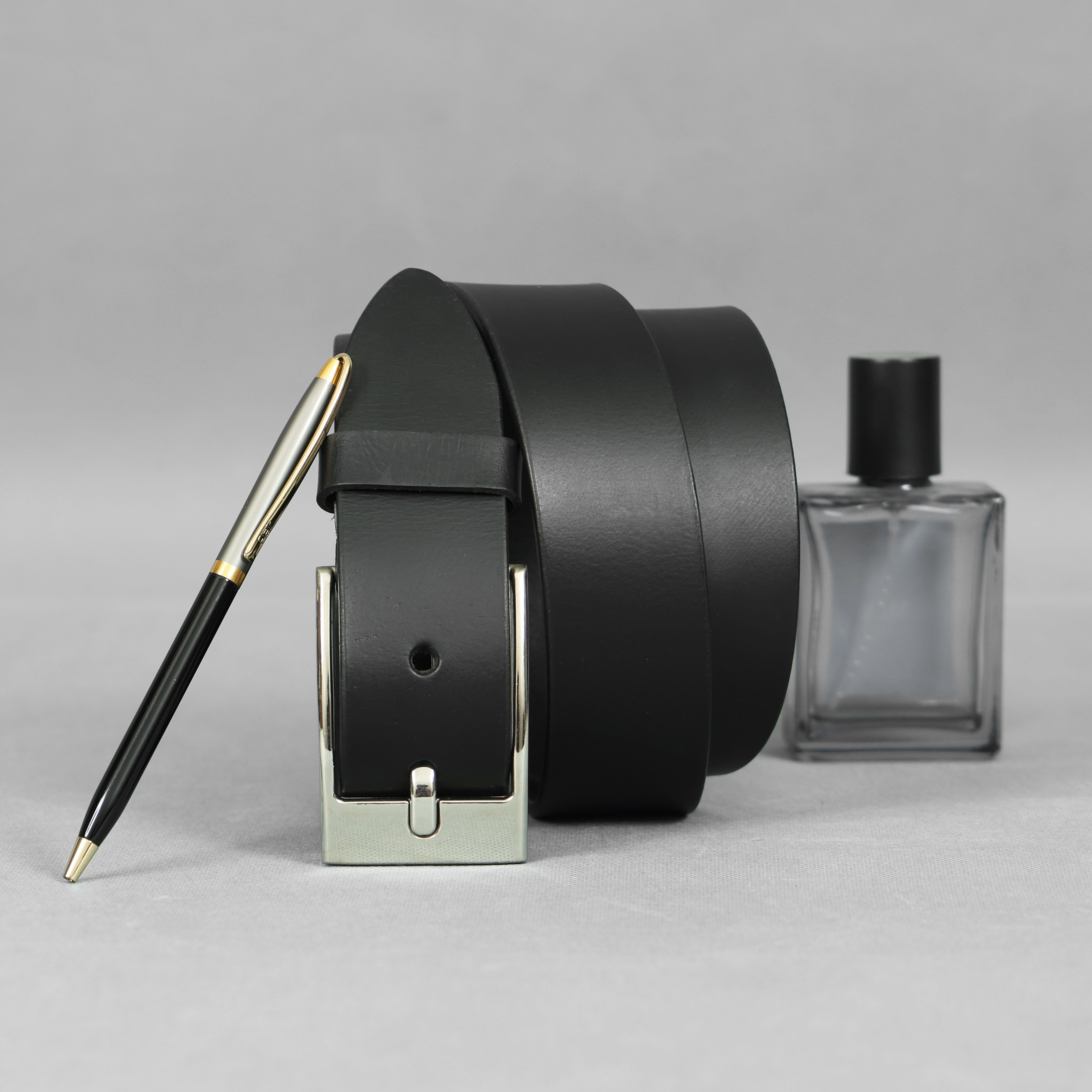 The Solitaire: A Full-Grain Bovine Leather Belt with a Sterling-Finish Buckle (40mm)