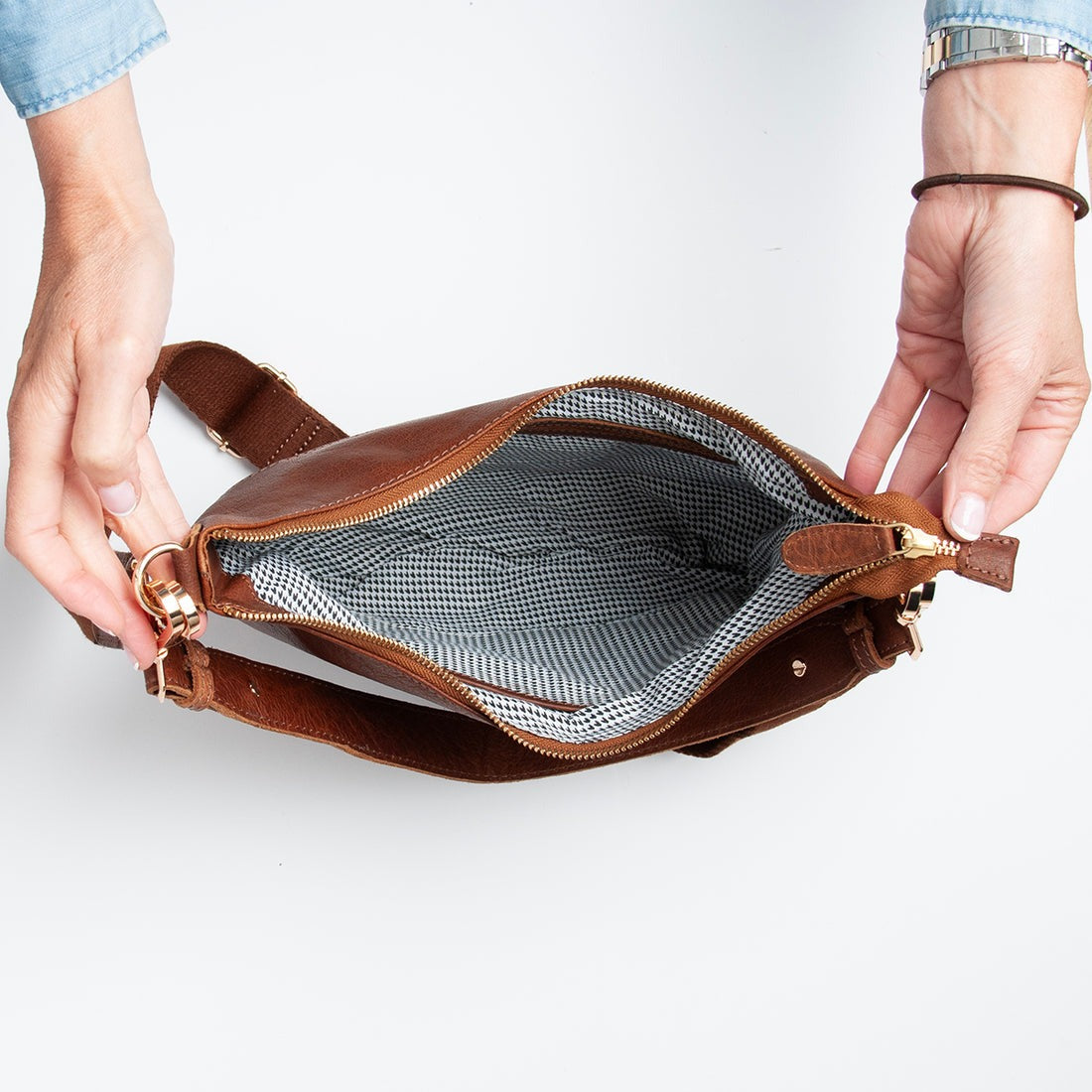 Handwoven Leather Crossbody Bag – Premium Soft Leather Purse for Everyday Use(EL-GM-8440-R)