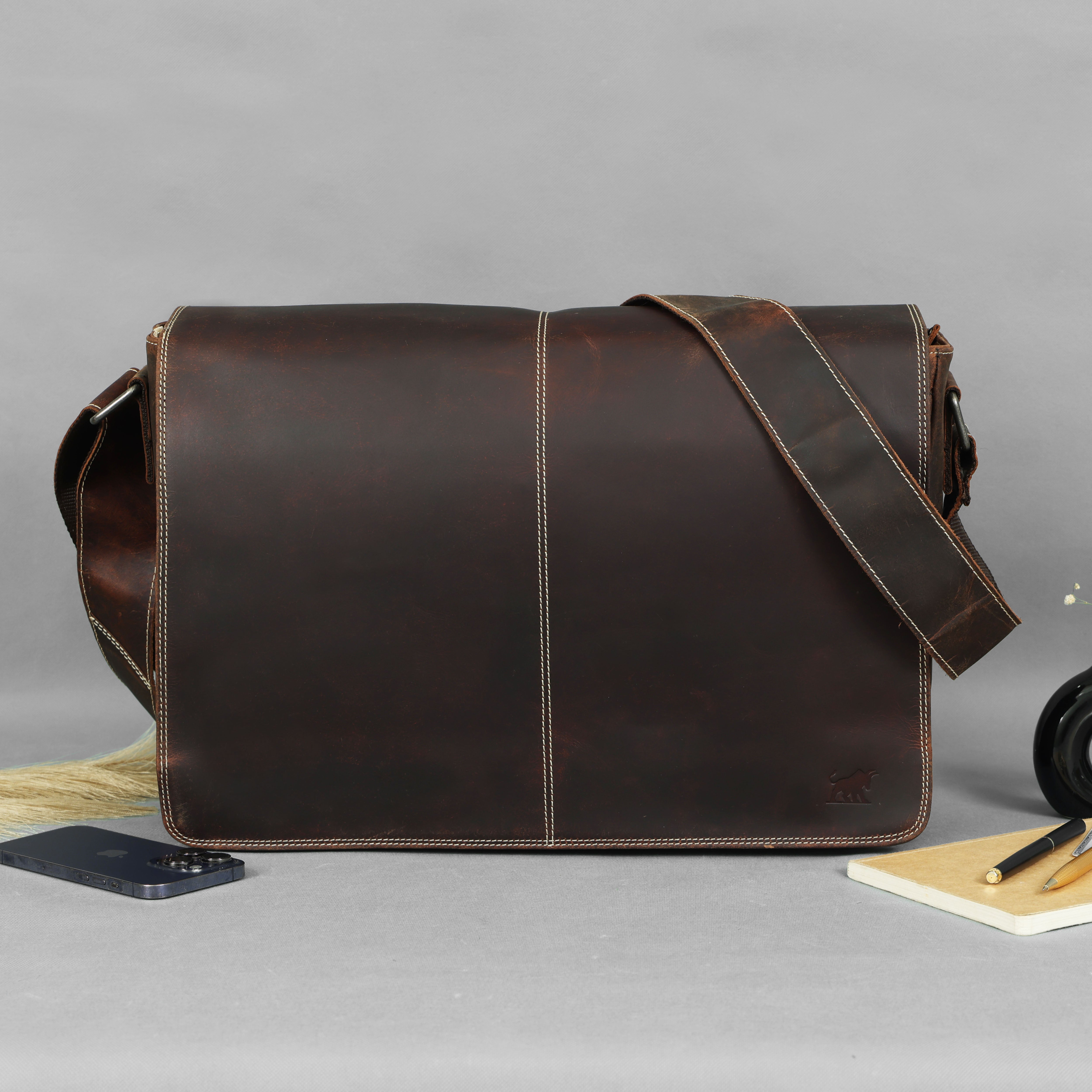 huntercraft-prestige-leather-messenger-bag-side-view-premium